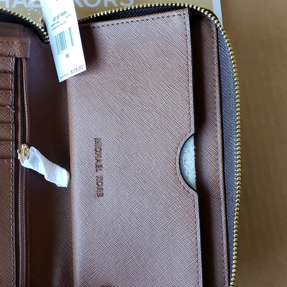 Michael Kors Jet Set Phone Wallet - Picture 4 of 5